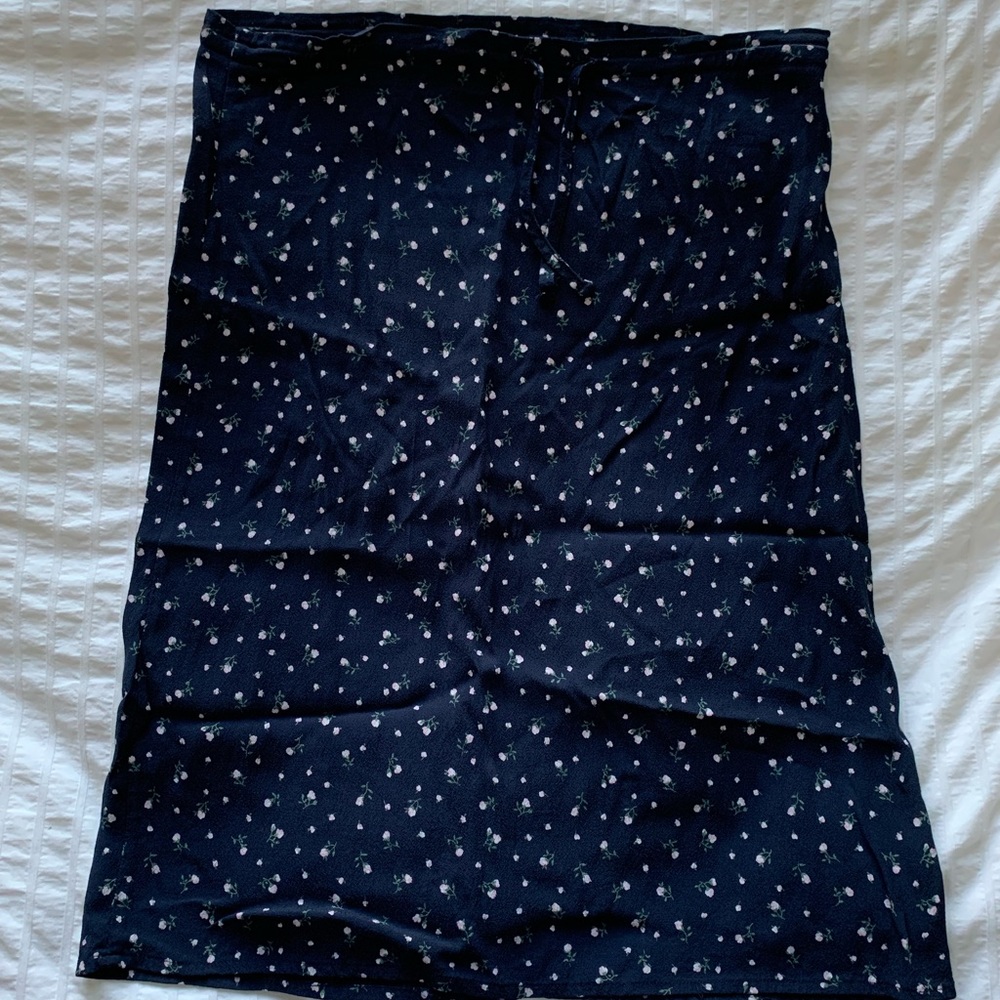 brandy melville floral midi skirt! one size fits all but it fits about sizes 4-6